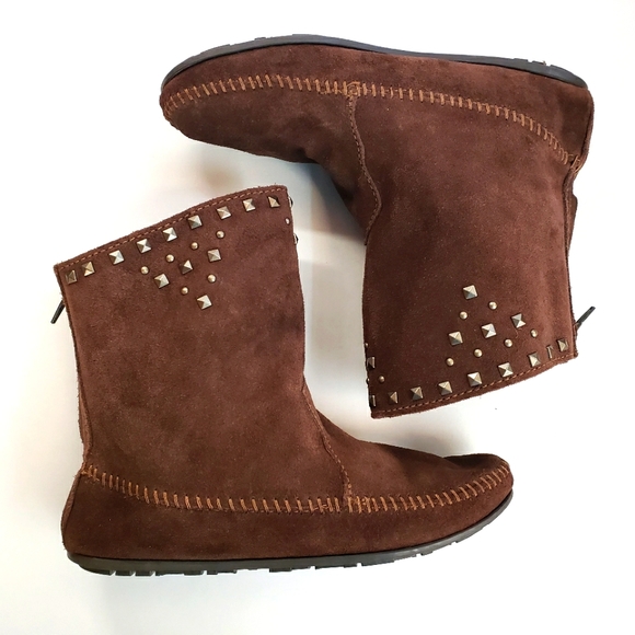 Minnetonka Shoes - Minnetonka Moccasin Boots Shoes Genuine Leather Women size 7 NWOT